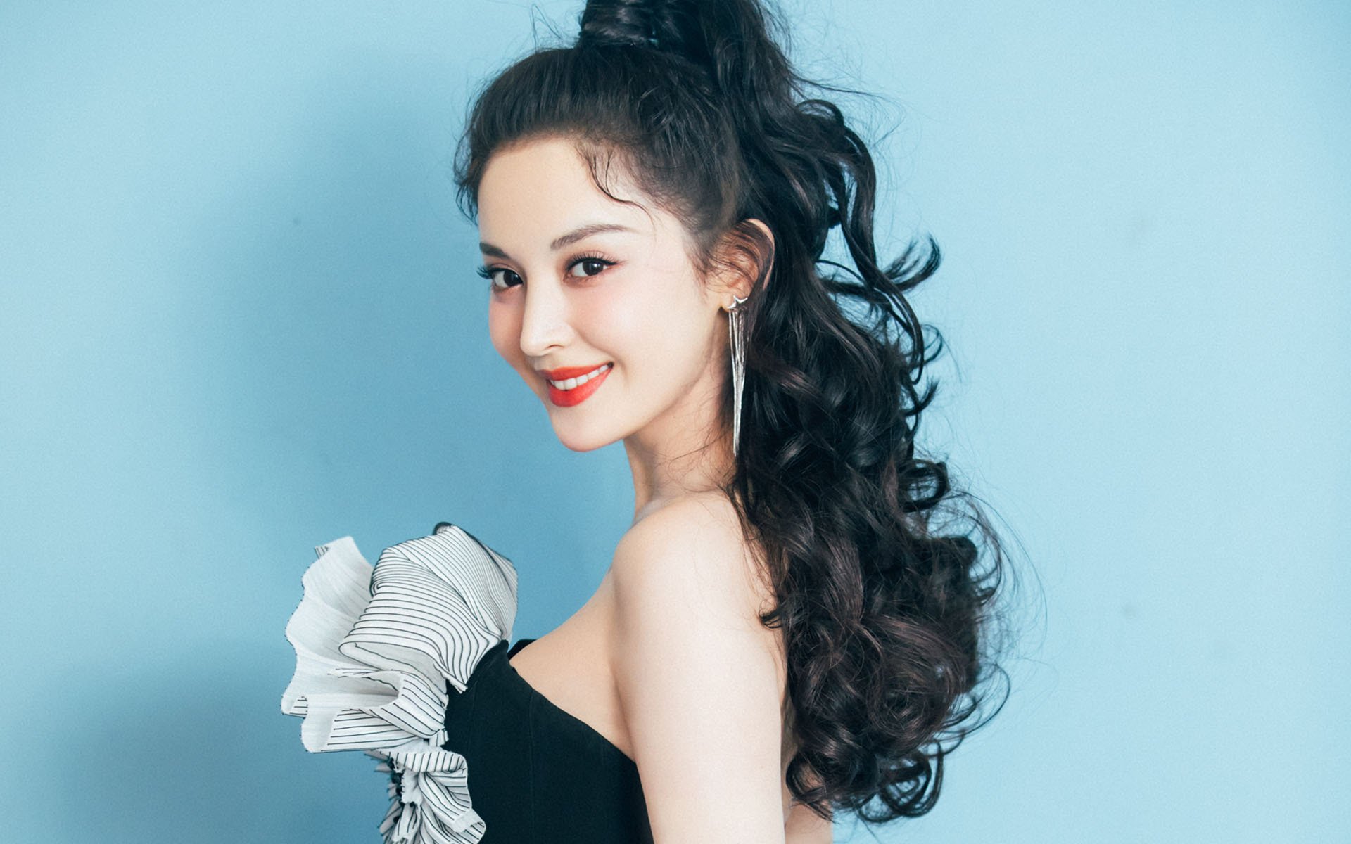 中超联赛是否应限制外援数量以扶持本土，中超联赛允许几个外援上场